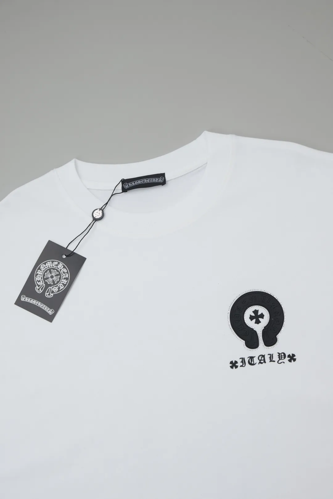 🅿️230 ✨CH✨🆕25SS spring and summer new style Crow Heart ✝ Rack logo leather label hot-drilled short sleeves Light luxury essential item for daily commuting for men and women Correct version Welcome to compare Detailed features · 260 grams of 100% pure cotton double yarn jersey fabric · Custom dyed in the same cylinder, special thickened 32 pieces of double-strand 1X1 thread · Double-needle stitching and cross-stitching technology · Original main mark, washed tag, brand moisture-proof paper packaging Color: white/black/purple/grey Size: S/M/L/XL